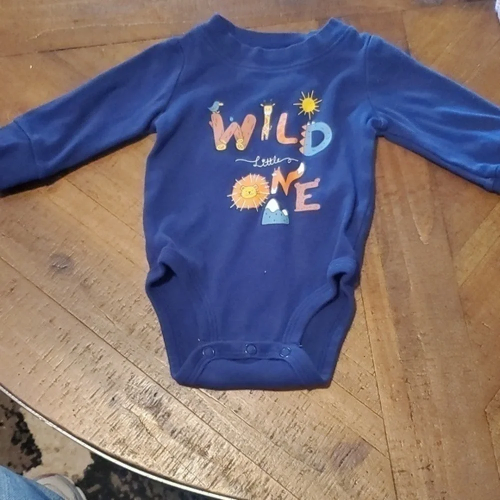 🐻   Carter's long sleeved Onesie Size 3 Months